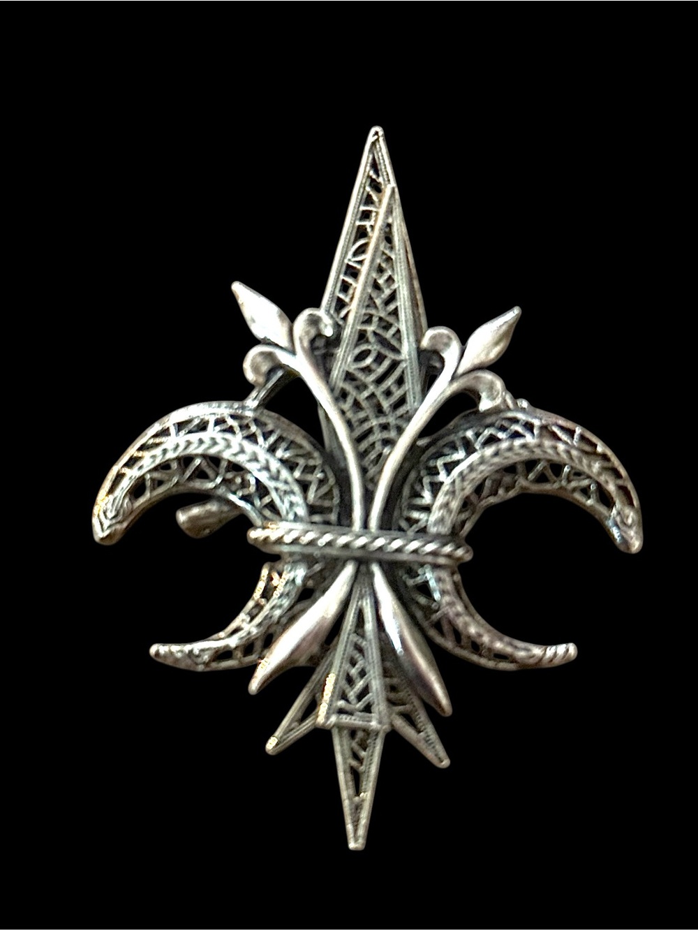 Vintage ART silver tone Fleur de Lis brooch